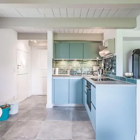 別荘 Kleine Reetdachkate By Interhome *