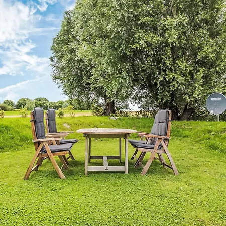 別荘 Kleine Reetdachkate By Interhome Simonsberg